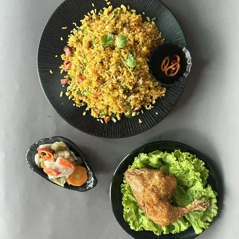Hình ảnh Cơm chiên dương châu+ má đùi xối mỡ