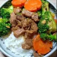 Hình ảnh Cơm Bò Xào Bông Cải.