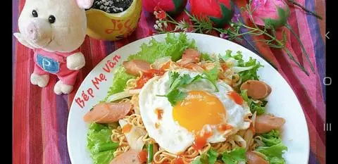 Hình ảnh Mì xào trứng xúc xích