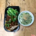 Hình ảnh Mì trộn đui gà roti + canh sup trứng