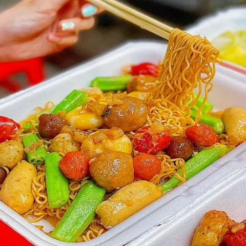 Hình ảnh mì xáo cá viên _ phần 1 người ăn