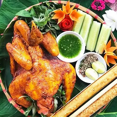 Hình ảnh Combo 1 gà ta Bình Định nướng + 2 cơm lam - 1 xiên lòng,,kèm rau dưa nơc chấm..
