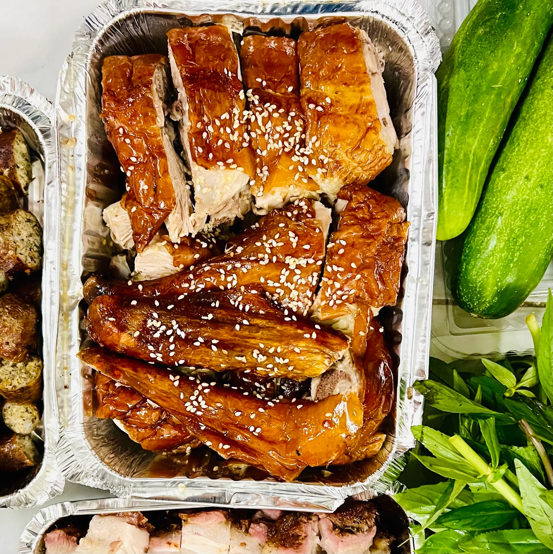 Hình ảnh Vịt quay 1/2 con to + 2 bánh bao + rau thơm - dưa leo và nước chấm