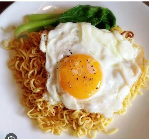 Hình ảnh Mì xào ốp la 2 trứng