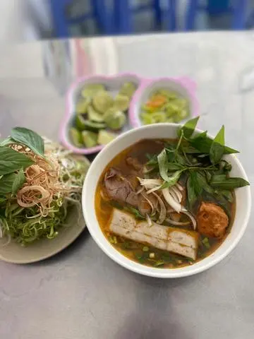 Hình ảnh Bún bò nạm - tái - viên