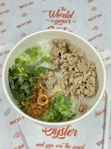 Hình ảnh Cháo bò bằm ăn kèm bánh đa