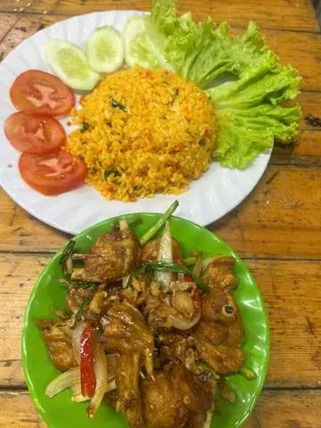 Hình ảnh Cơm chiên cánh gà chiên mắm