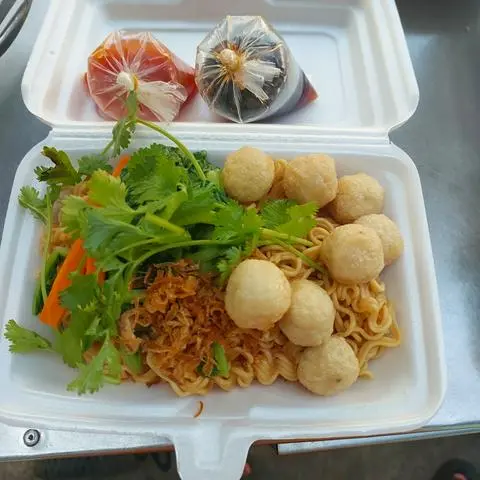 Hình ảnh Mì gói xào cá viên