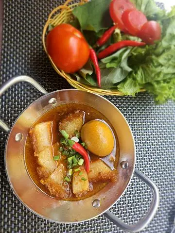 Hình ảnh Cơm heo quay kho trứng 