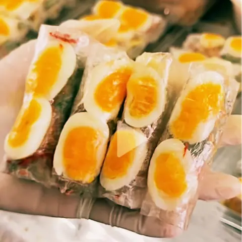 Hình ảnh Bánh tráng cuốn trứng chấm sốt ngũ vị
