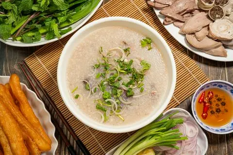 Hình ảnh cháo huyết + dĩa lòng 1 người ăn