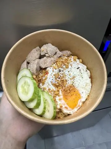 Hình ảnh Mì Trộn Bò Viên + Trứng  Chiên