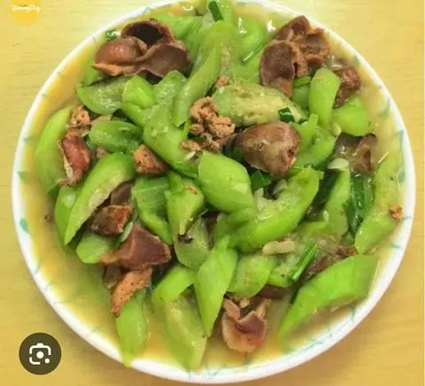 Hình ảnh cơm lòng gà xào mướp 