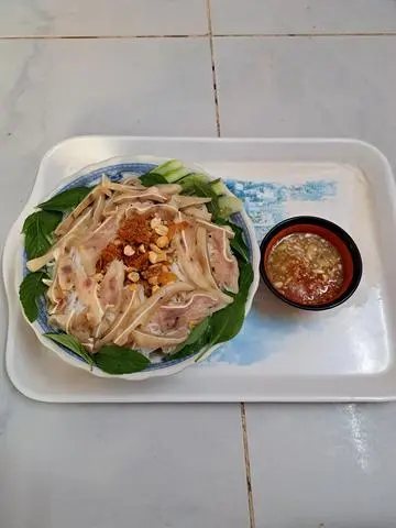 Hình ảnh Tai Heo Bún Mắm Niêm Hoặc Mắm Chua Ngọt 