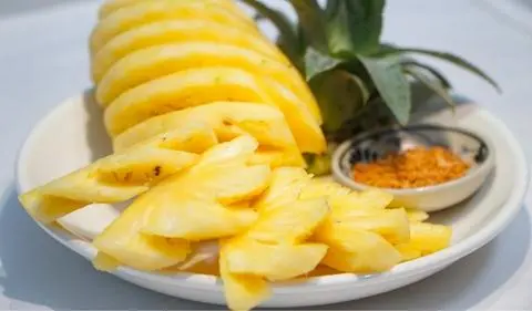 Hình ảnh Thơm cắt sẵn - muối ớt Tây Ninh