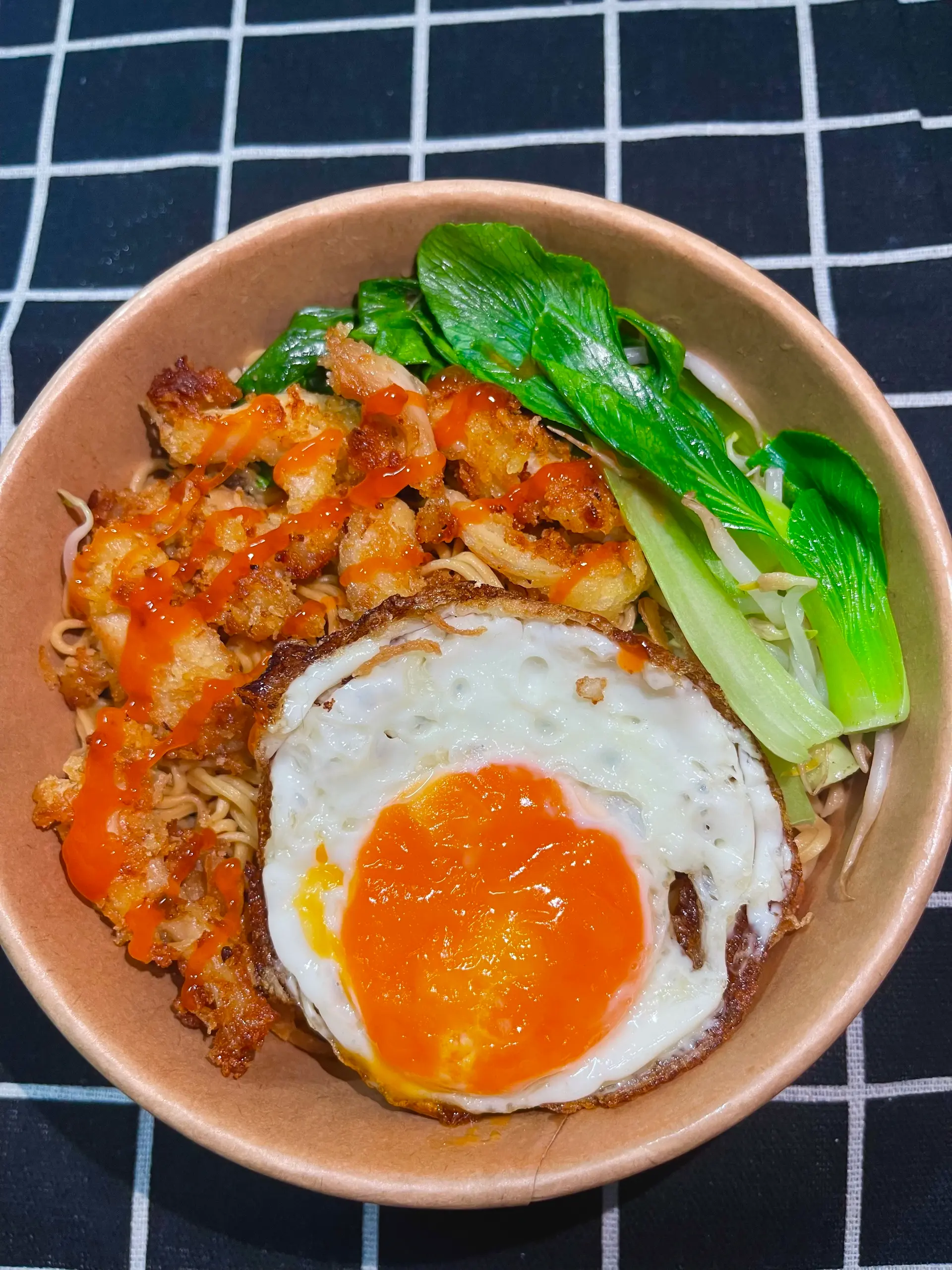 Hình ảnh Mì trộn gà xé - sốt sate đặc biệt