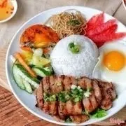 Hình ảnh cơm sườn chã ốp la