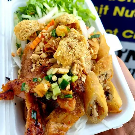 Hình ảnh Bún thịt nướng + chả giò + bì