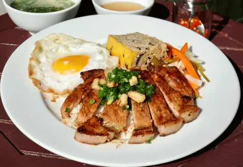 Hình ảnh cơm sườn lạp xưởng ốp la