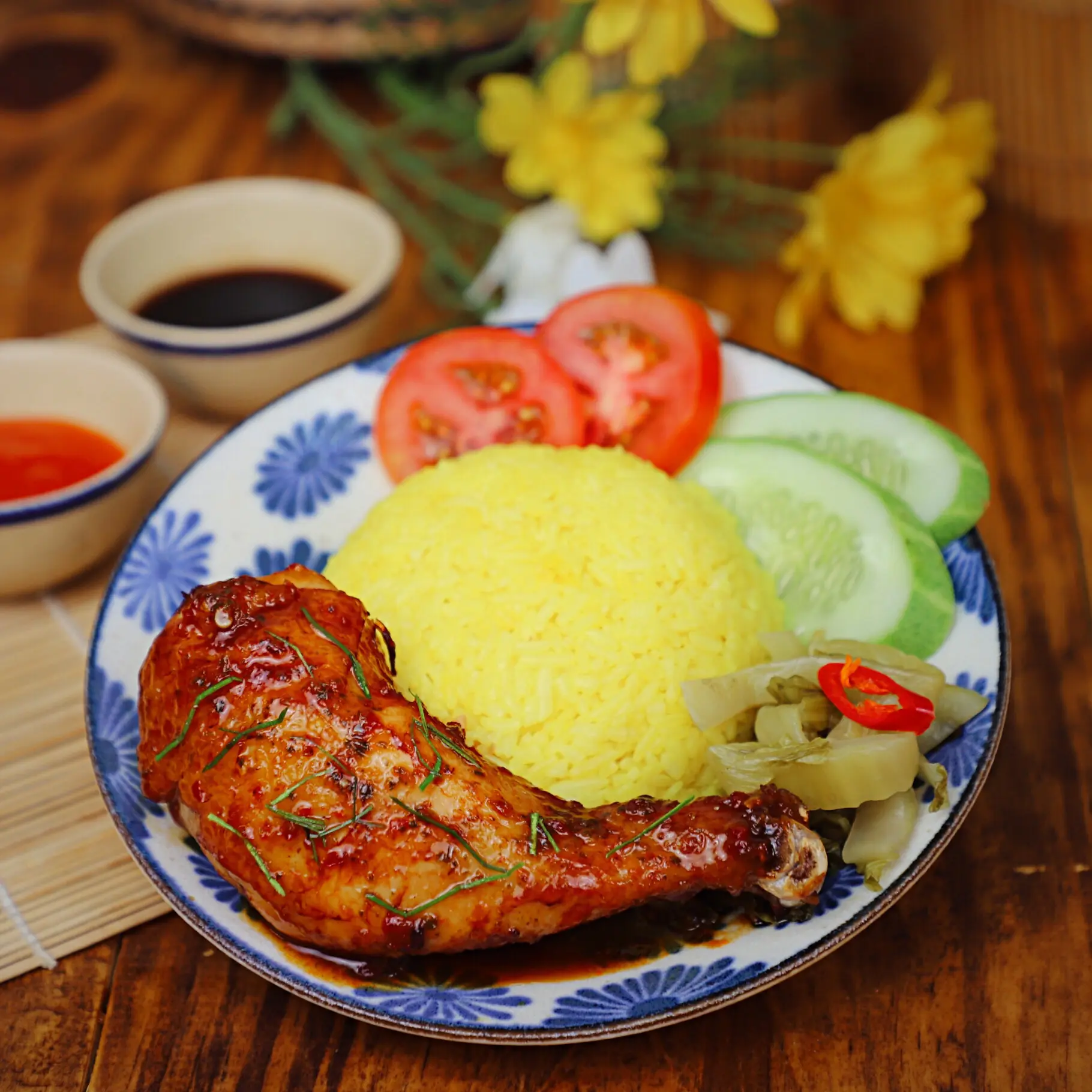 Hình ảnh Cơm Gà Xốt Lá Chanh (Đùi Tỏi/Má Đùi)