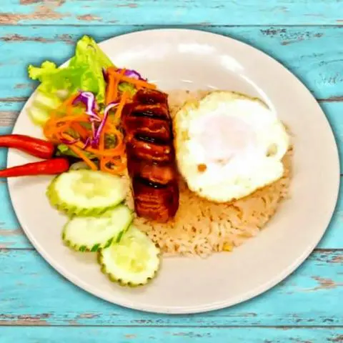 Hình ảnh Cơm Xúc Xích Ốp La Sốt Tiêu Đen