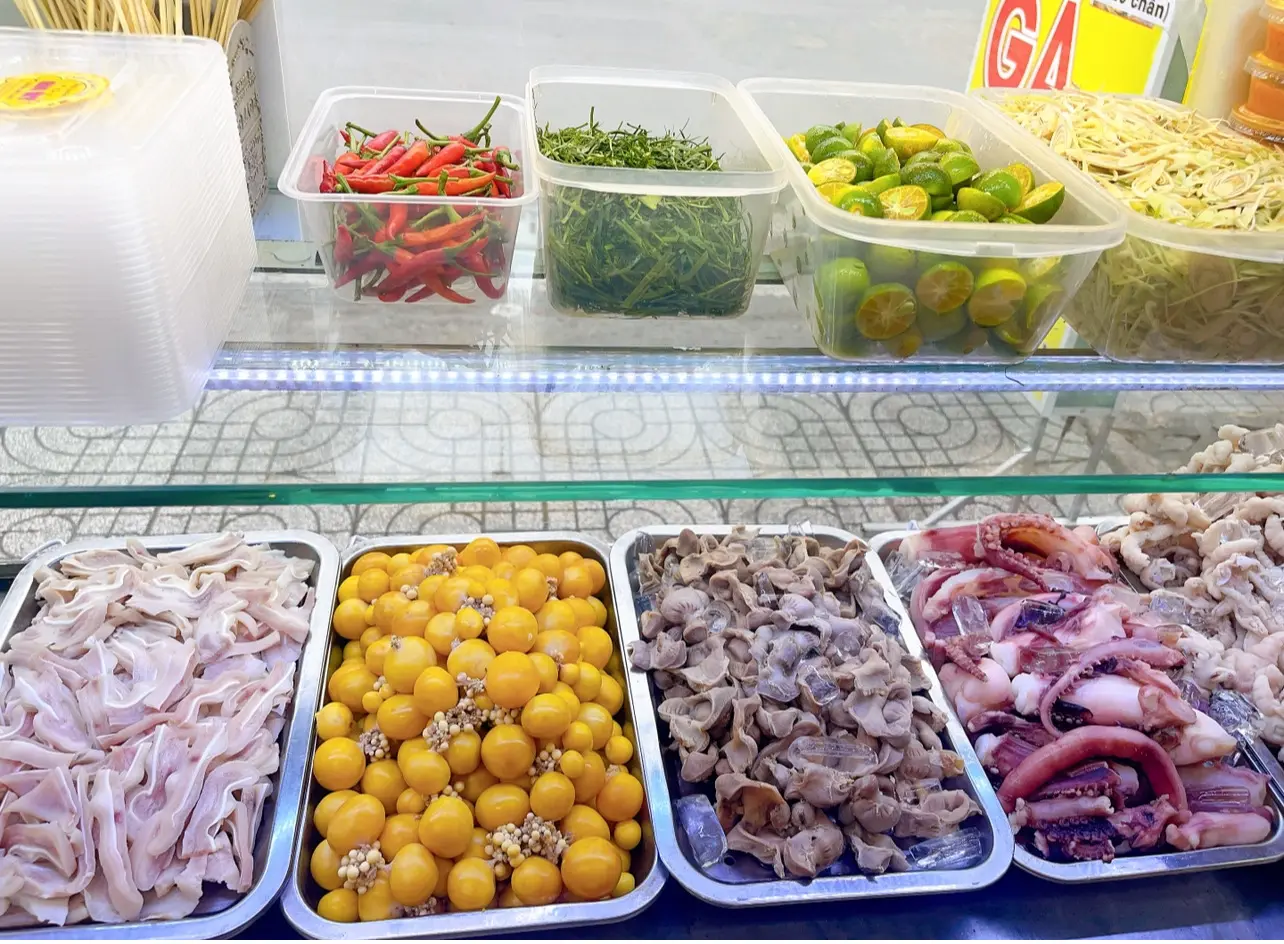 Hình ảnh Chân Gà + Mề Gà Sốt Thái