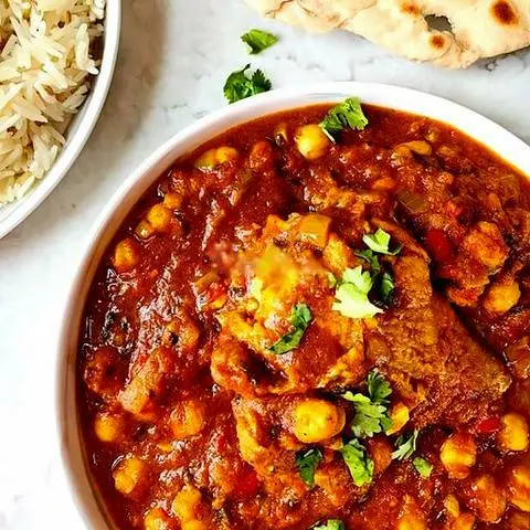 Hình ảnh Chicken Channa Curry ( Gà luộc + đậu răng ngựa nấu sốt Cà ri)
