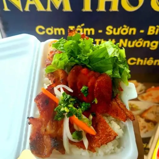 Hình ảnh Cơm sườn + Lạp xưởng + chả hấp