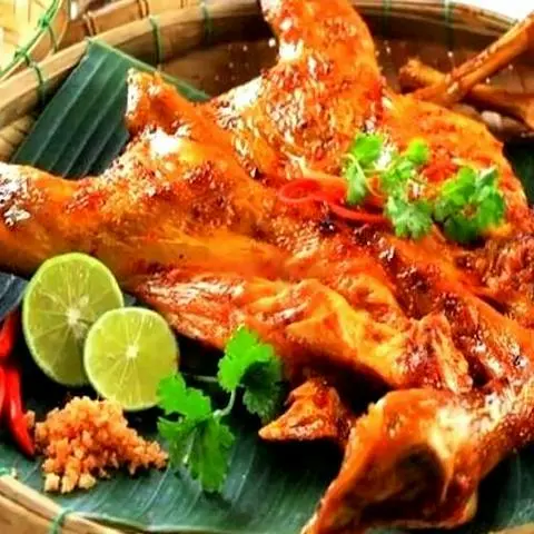Hình ảnh Gà nướng muối ớt con lớn