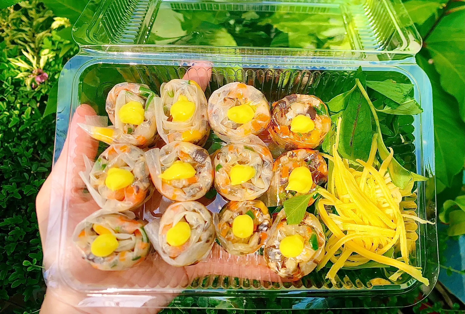 Hình ảnh Bánh tráng lụi chấm sốt me bơ