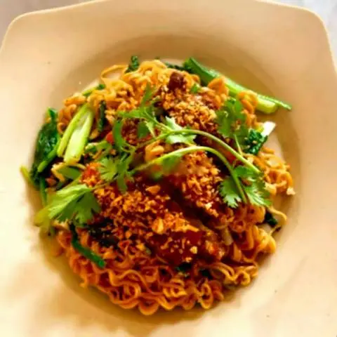 Hình ảnh Mì xào đùi gà mắm tỏi