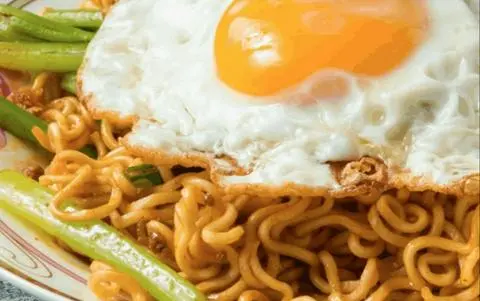 Hình ảnh Mì trộn indo trứng và nước sâm