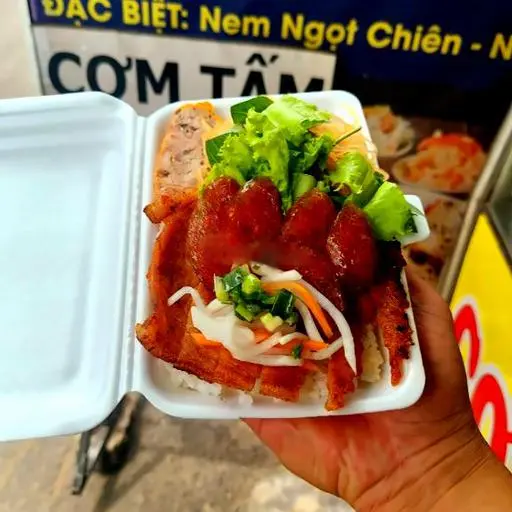 Hình ảnh Cơm sườn + bì + chả + lạp xưởng