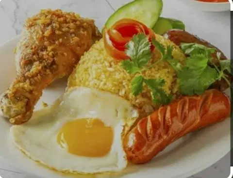 Hình ảnh Cơm Gà Xối Mỡ Đùi Chiên Giòn Truyền Thống + Xúc Xích + Trứng ốp la ( Tặng Trà Tắc)