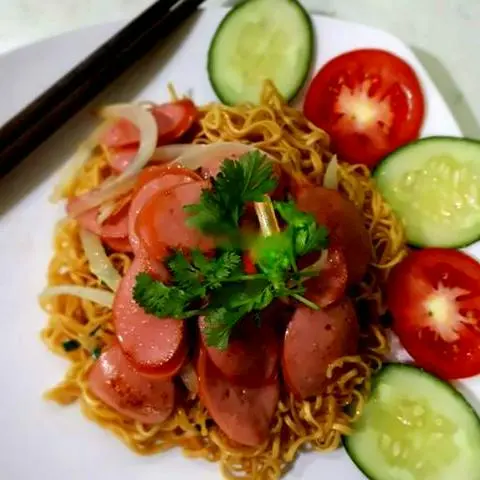 Hình ảnh Mì xào xúc xích