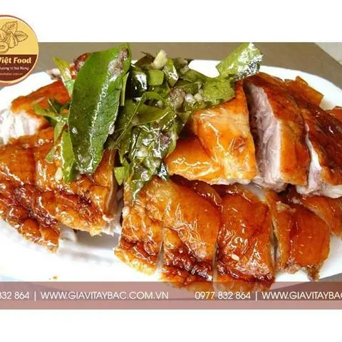 Hình ảnh 1 con gà quay lá mắc mật