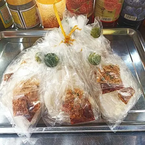 Hình ảnh Bánh tráng tắc sa tế muối tôm