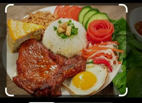 Hình ảnh cơm ba rọi bì chả trứng lạp xưởng 