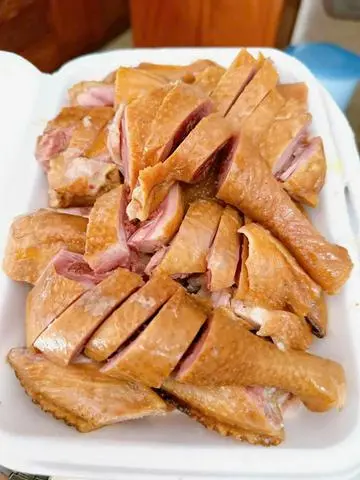 Hình ảnh 1 con gà hun khói - 2 khay nửa