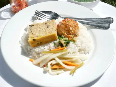 Hình ảnh Cơm Tấm Xíu Mại Chả + Cơm Lạp Xưởng + Ốp La Thêm + Canh Thịt Viên Nước Khổ Qua (từ 4 - 5 viên)
