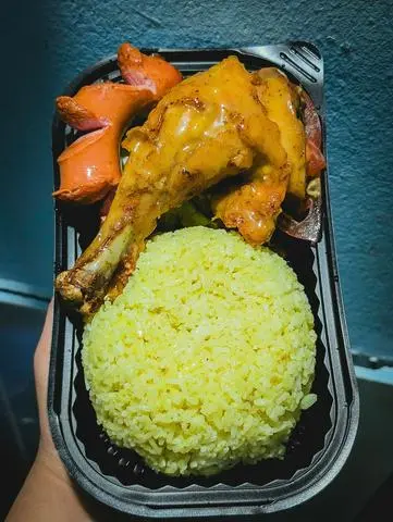 Hình ảnh Cơm đùi gà tỏi xúc xích 