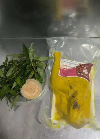Hình ảnh Nửa con gà, không chặt, ăn liền. Kèm rau răm, muối chấm.
