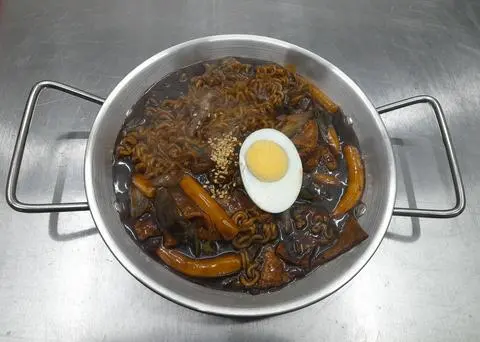 Hình ảnh sốt tương đen  mìpokki(짜장 라볶이)