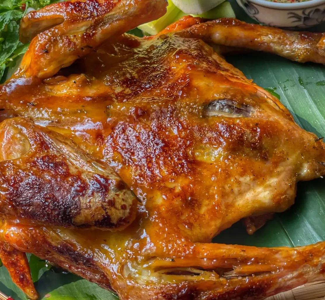 Hình ảnh gà nướng mắm nhĩ một con lớn  