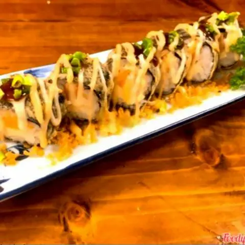 Hình ảnh Sushi Cuộn Hành Cá Hồi Chiên