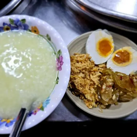 Hình ảnh Cháo Trắng Trứng Muối Chà Bông Dưa Mắm
