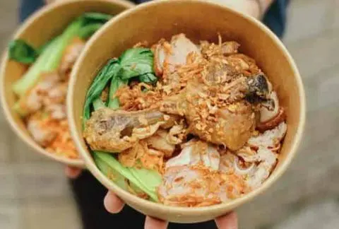 Hình ảnh combo mì trộn gà tỏi mix heo quay 