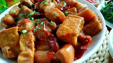 Hình ảnh Cơm heo quay kho tàu