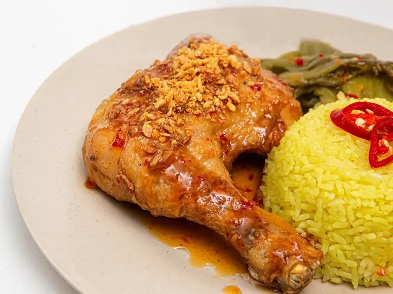 Hình ảnh Cơm Gà Chiên Sốt Chua Cay