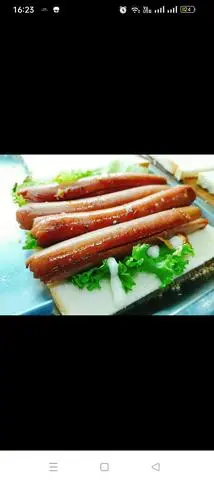 Hình ảnh Sandwick xốt mayonnaise chà bông kẹp 2 xúc xích